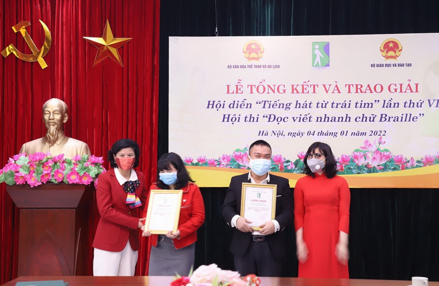 Trao giải cho các thí sinh có thành tích xuất sắc