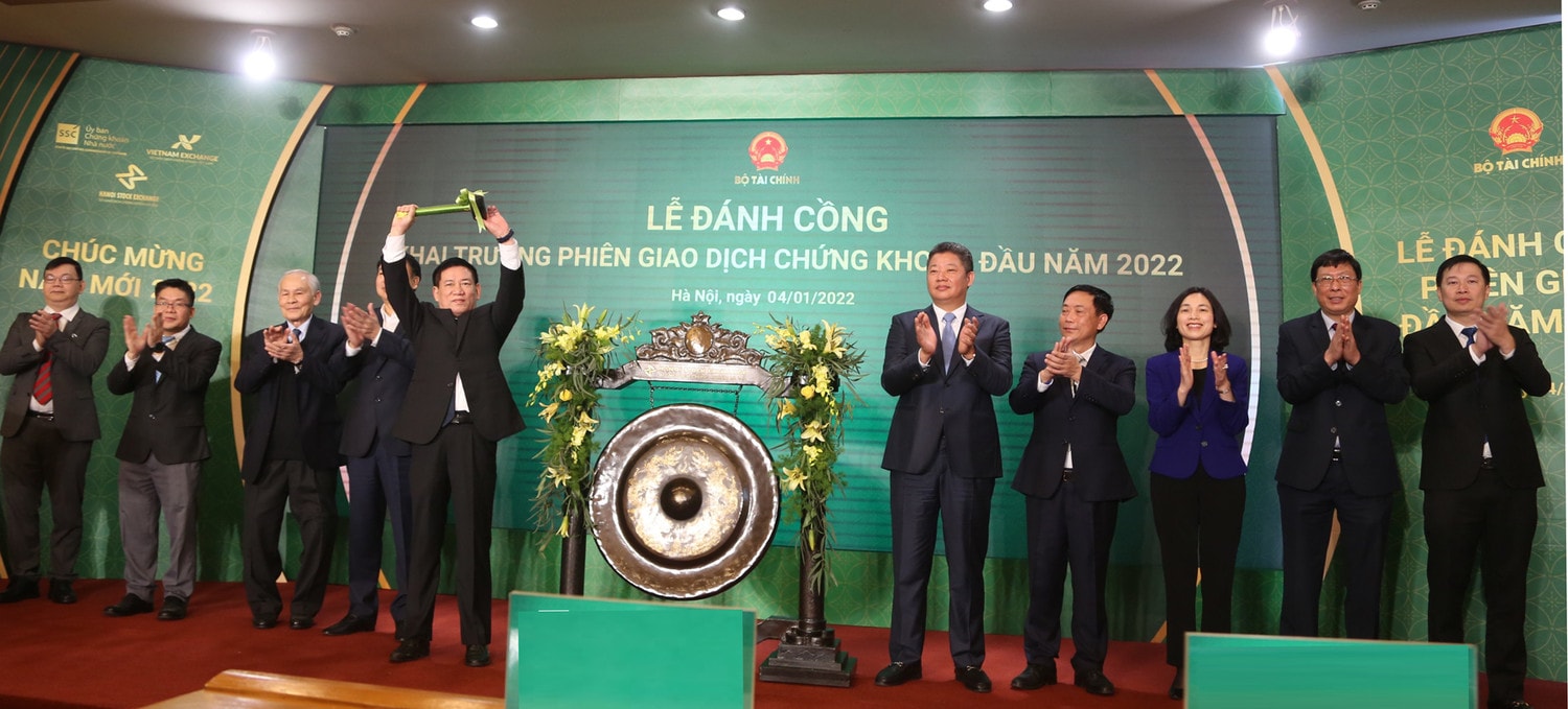 Bộ trưởng Bộ Tài chính thực hiện nghi thức đánh cồng