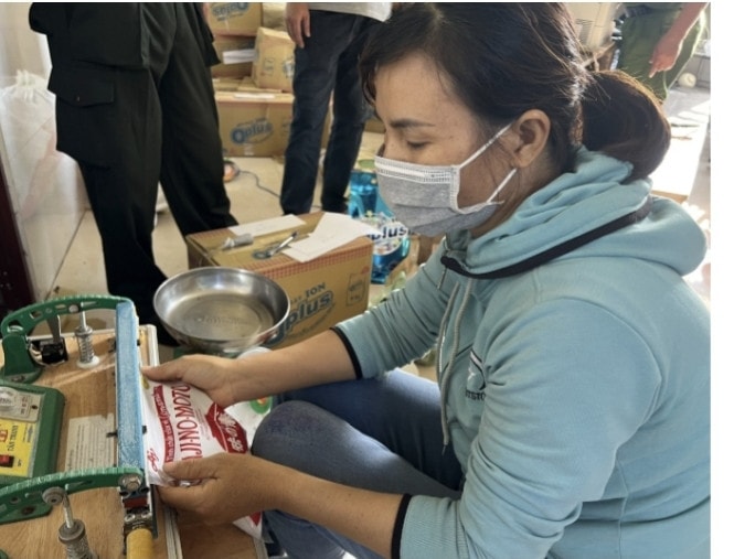 Bà Đinh Thị Đoan ở xã Sông Trầu Trảng Bom đang thực hiện đóng gói giả nhãn hiệu bột ngọt A Ji-No- Moto và hạt nêm hiệu Knorr