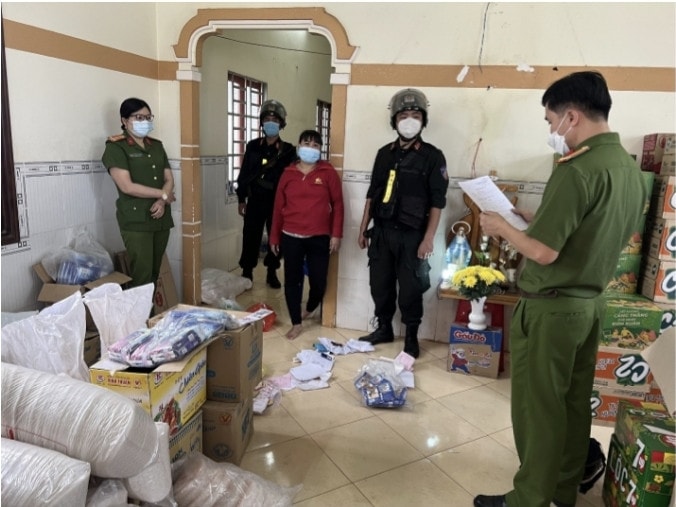Lực lượng Công an thi hành lệnh kiểm tra và khám xét nơi ở cũng là nơi sản xuất của bà Hoa tại xã Phú Cường, Định Quán