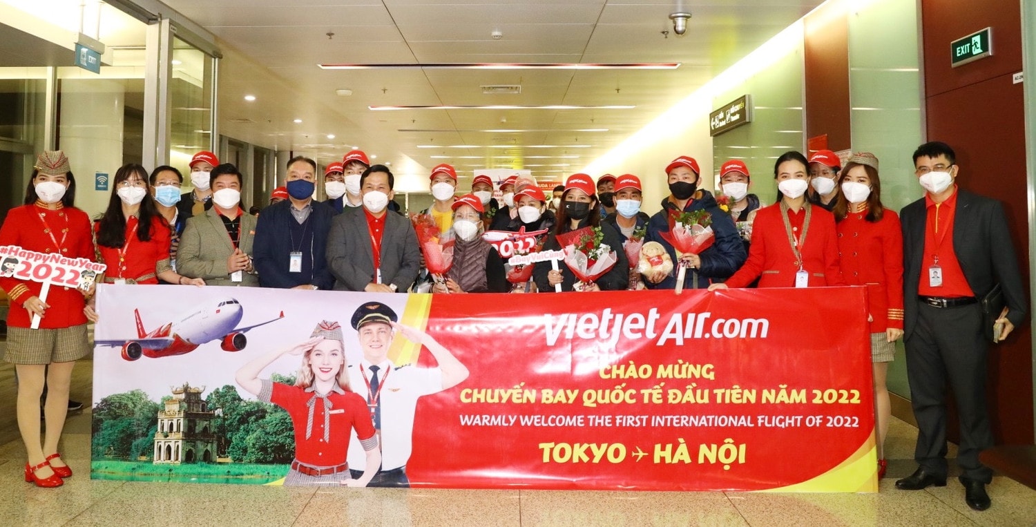 Đại diện Lãnh đạo Cục Hàng không Việt Nam, Cảng hàng không và Lãnh đạo Vietjet chào đón những vị khách quốc tế đầu tiên đến Nội Bài