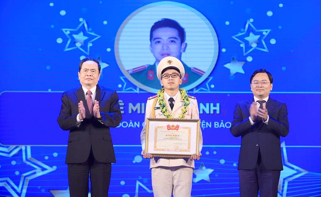 	Phó Chủ tịch Thường trực Quốc hội trao giải thưởng cho các gương tiêu biểu được vinh danh