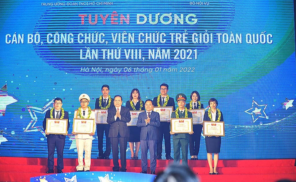 Phó Chủ Tịch Thường Trực Quốc hội Trần Thanh Mẫn và một số gương mặt tiêu biểu được vinh danh tại buổi lễ