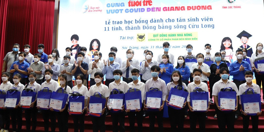 154 tân sinh viên đã được nhận học bổng 