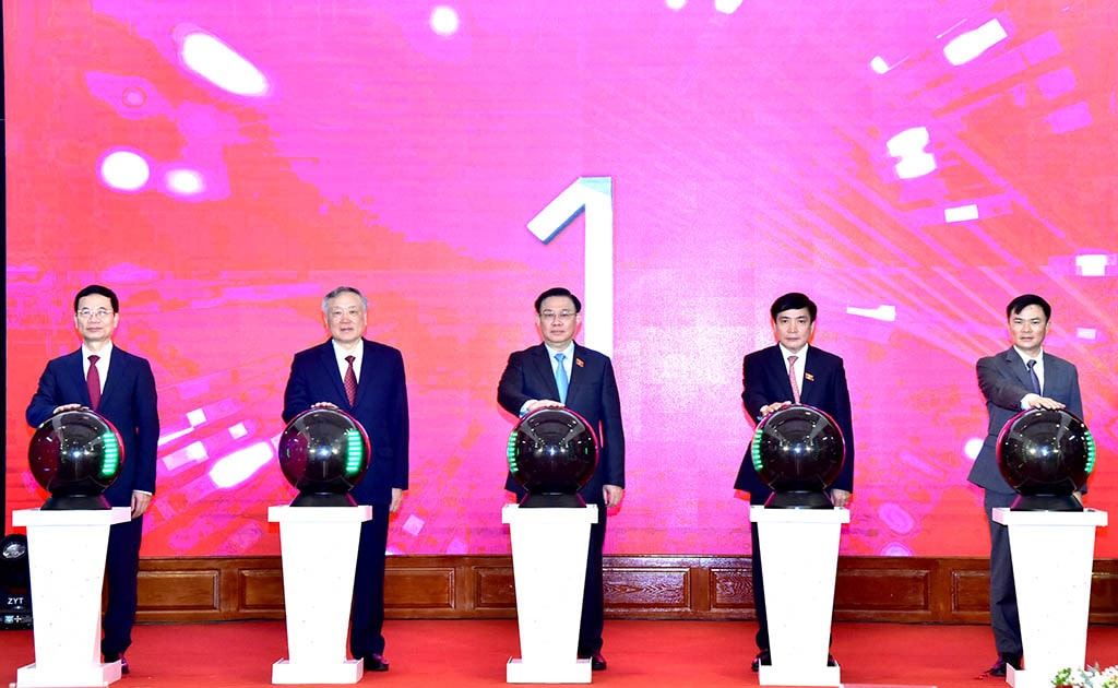 Chủ tịch Quốc hội Vương Đình Huệ và các đại biểu thực hiện nghi thức khánh thành Trung tâm tư liệu - thư viện, Trung tâm giám sát, điều hành, phầm mềm trợ lý ảo cho thẩm phán, nền tảng xét xử trực tuyến của Toà án nhân dân tối cao Chủ tịch Quốc hội Vương Đình Huệ và các đại biểu thực hiện nghi thức khánh thành Trung tâm tư liệu - thư viện, Trung tâm giám sát, điều hành, phầm mềm trợ lý ảo cho thẩm phán, nền tảng xét xử trực tuyến của Toà án nhân dân tối cao