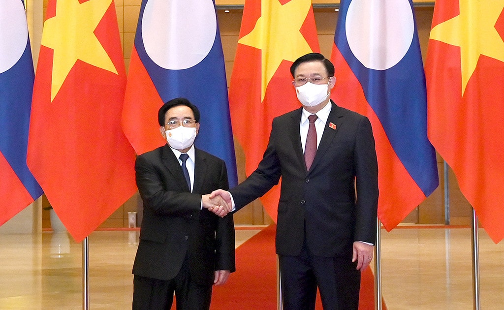 Chủ tịch Quốc hội Vương Đình Huệ hội kiến Thủ tướng Chính phủ Lào Phankham Viphavanh Ảnh: Lâm Hiển