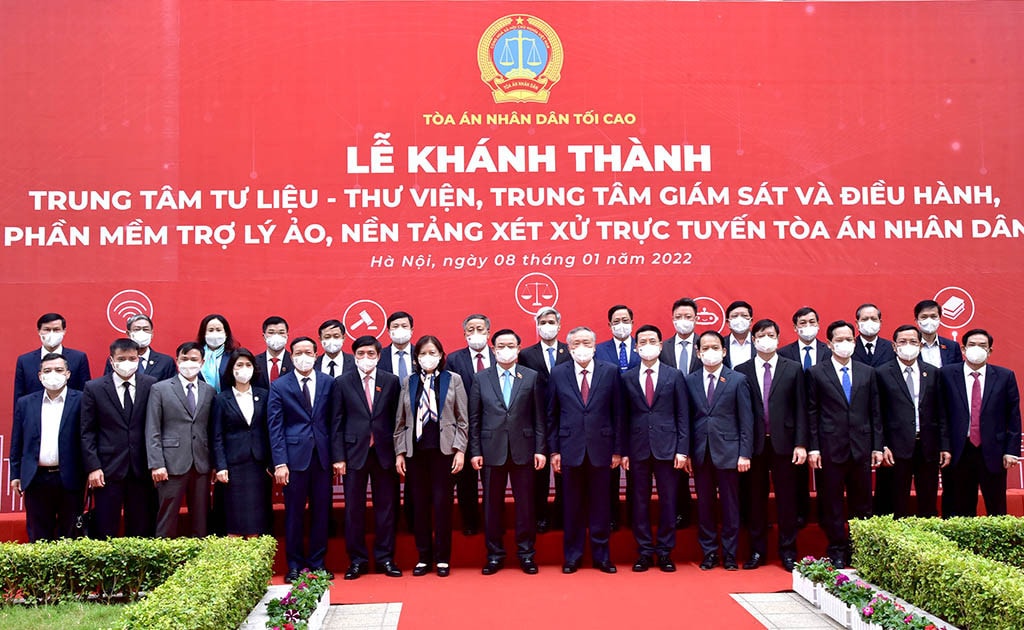 Chủ tịch Quốc hội Vương Đình Huệ chụp ảnh lưu niệm với các đại biểu Chủ tịch Quốc hội Vương Đình Huệ chụp ảnh lưu niệm với các đại biểu