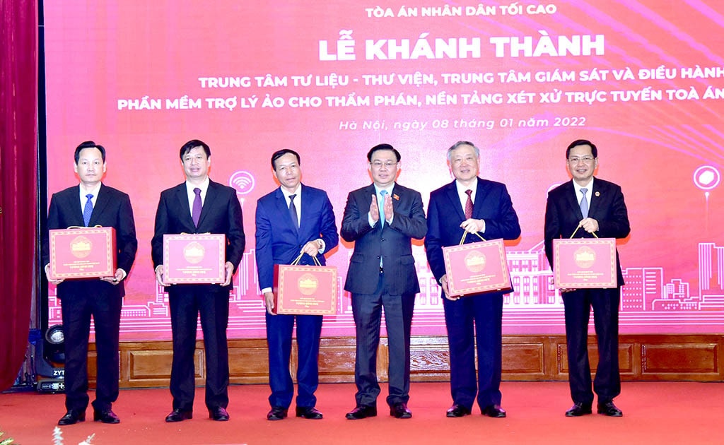 Chủ tịch Quốc hội Vương Đình Huệ tặng quà Lãnh đạo Toà án nhân dân tối cao 