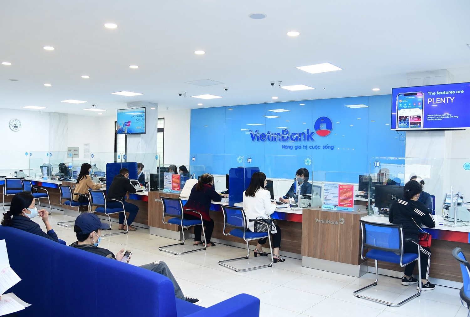 VietinBank luôn lấy khách hàng làm trung tâm VietinBank luôn lấy khách hàng làm trung tâm