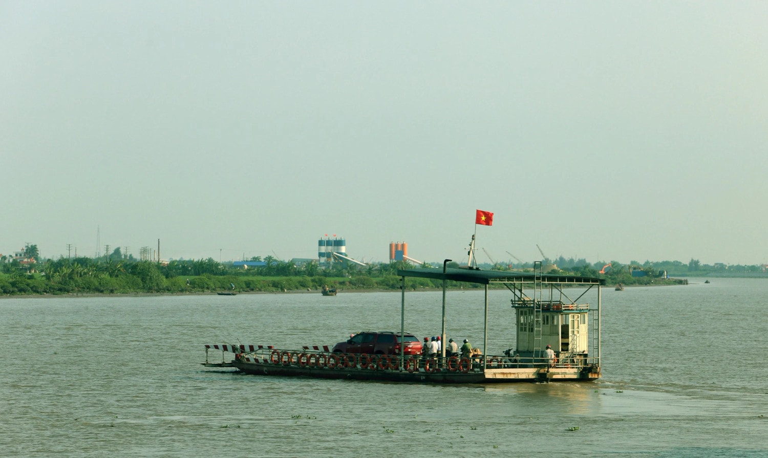 Người dân mong mỏi cầu Ninh Cường sớm được hoàn thành để họ thoát cảnh di chuyển bằng phà