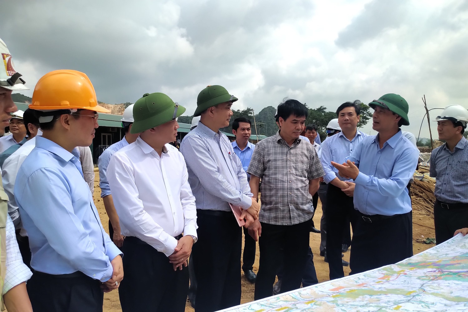 Ủy ban Kinh tế khảo sát hiện trường cao tốc Bắc - Nam giai đoạn 1 Ảnh: H.Lan