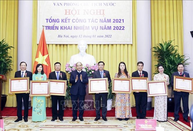 Chủ tịch Nước Nguyễn Xuân Phúc trao tặng Huân chương Lao động Hạng Nhất, Nhì cho các cá nhân