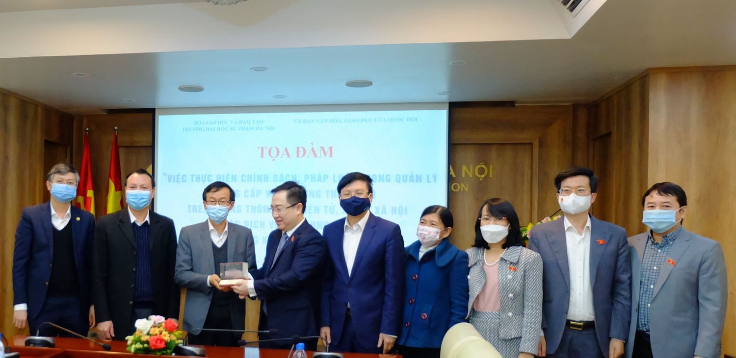 Đoàn giám sát tặng quà lưu niệm Trường Đại học Sư phạm Hà Nội Đoàn giám sát