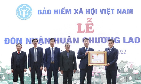 Phó Thủ tướng Lê Minh Khái trao Huân chương Lao động hạng Ba cho BHXH Việt Nam