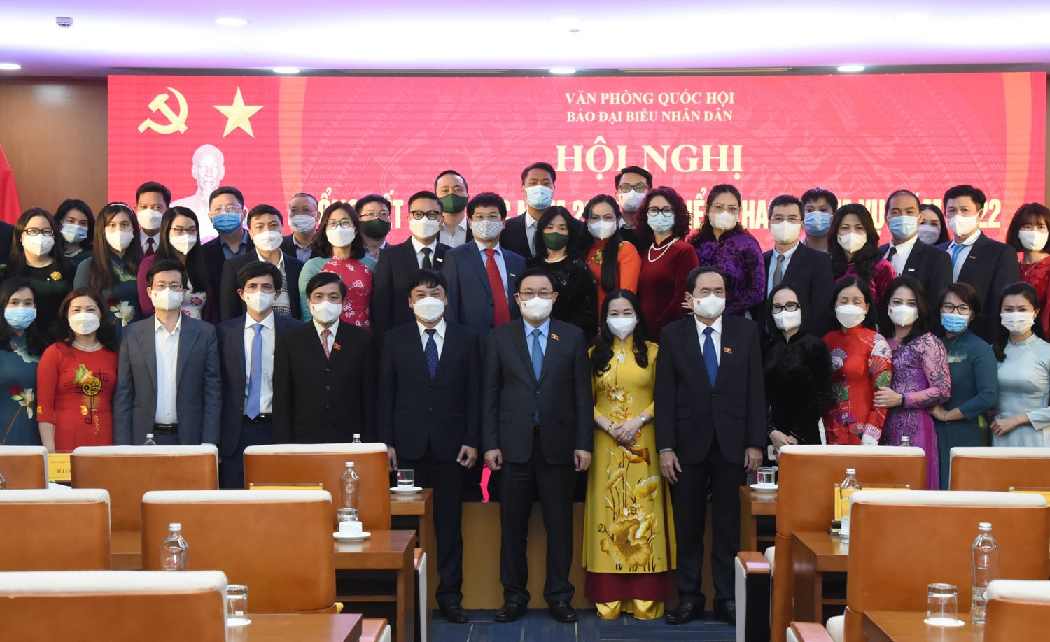 Chủ tịch Quốc hội Vương Đình Huệ, Phó Chủ tịch Thường trực Quốc hội Trần Thanh Mẫn chụp ảnh cùng tập thể lãnh đạo, cán bộ, phóng viên, biên tập viên, người lao động của Báo Ảnh: Quang Khánh Chủ tịch Quốc hội Vương Đình Huệ, Phó Chủ tịch Thường trực Quốc hội Trần Thanh Mẫn chụp ảnh cùng tập thể lãnh đạo, cán bộ, phóng viên, biên tập viên, người lao động của Báo Ảnh: Quang Khánh