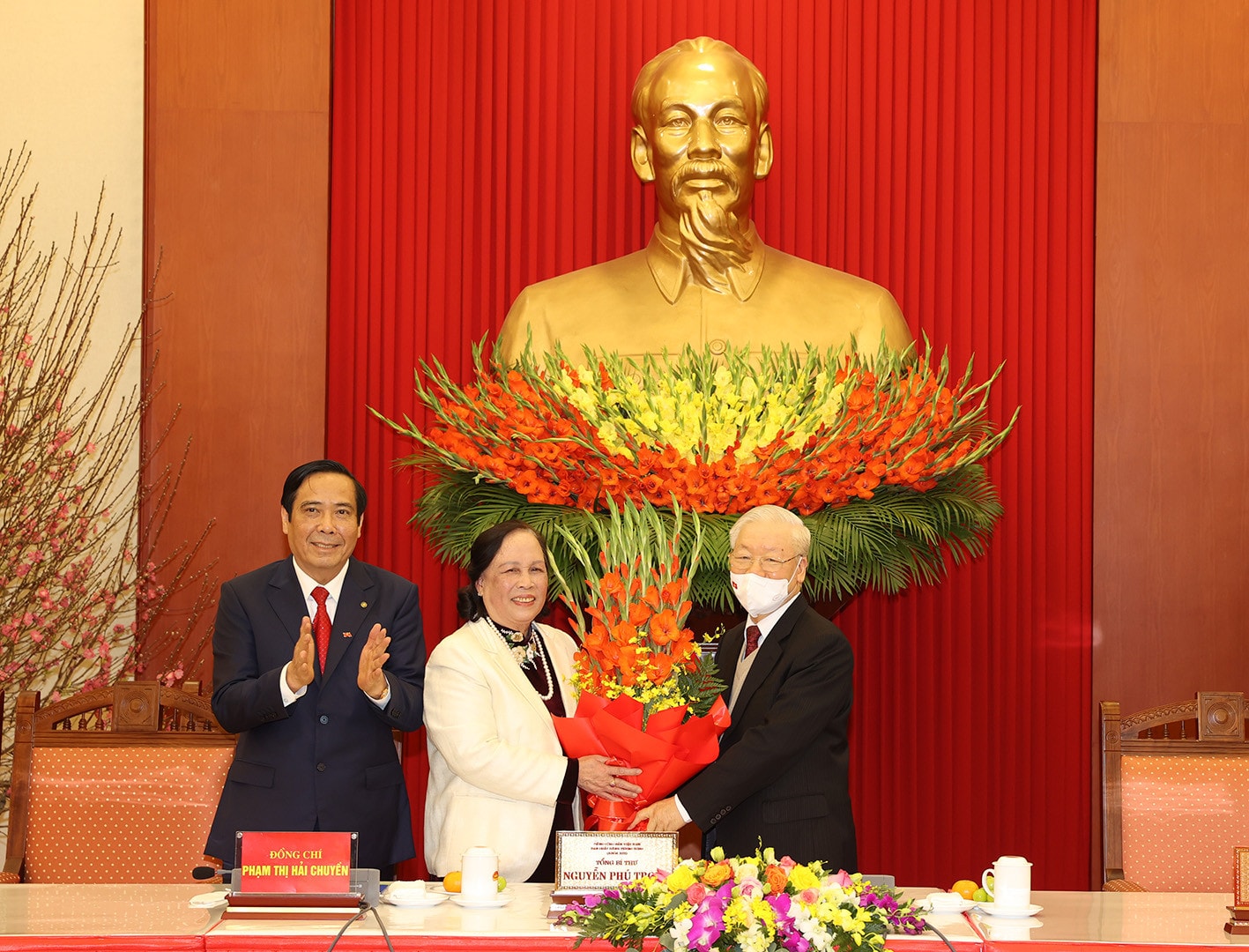 Chủ tịch Hội người cao tuổi Việt Nam Phạm Thị Hải Chuyền tặng hoa Tổng Bí thư Nguyễn Phú Trọng Ảnh: Trí Dũng– TTXVN