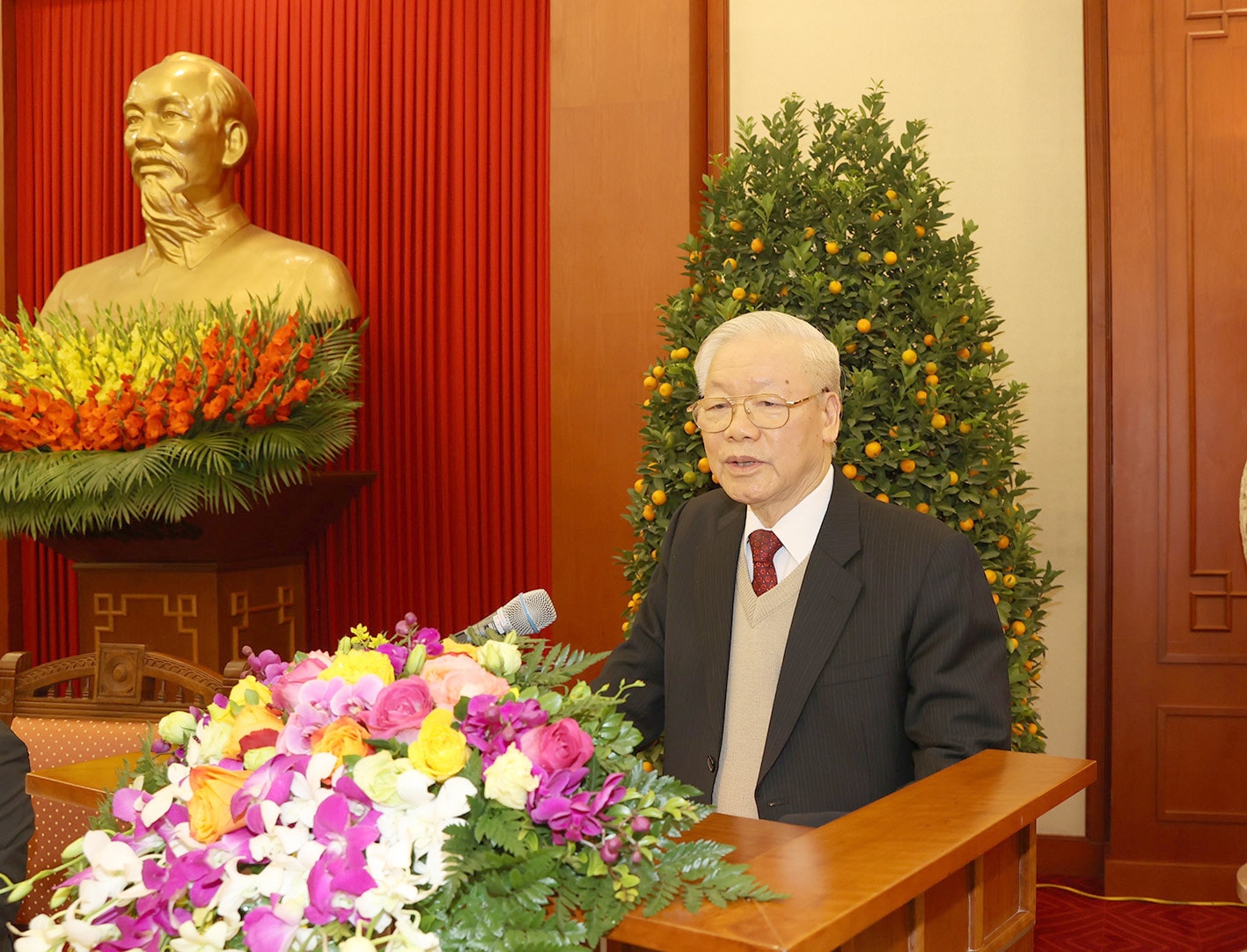 Tổng Bí thư Nguyễn Phú Trọng nói chuyện với đại biểu Hội người cao tuổi Việt Nam Ảnh: Trí Dũng– TTXVN