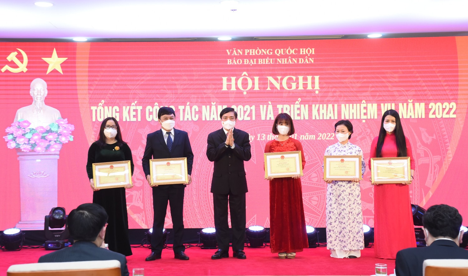 Tổng Thư ký Quốc hội, Chủ nhiệm Văn phòng Quốc hội Bùi Văn Cường trao tặng Bằng khen của Chủ nhiệm Văn phòng Quốc hội cho 5 tập thể Ảnh: Quang Khánh Tổng Thư ký Quốc hội, Chủ nhiệm Văn phòng Quốc hội Bùi Văn Cường trao tặng Bằng khen của Chủ nhiệm Văn phòng Quốc hội cho 5 tập thể Ảnh: Quang Khánh