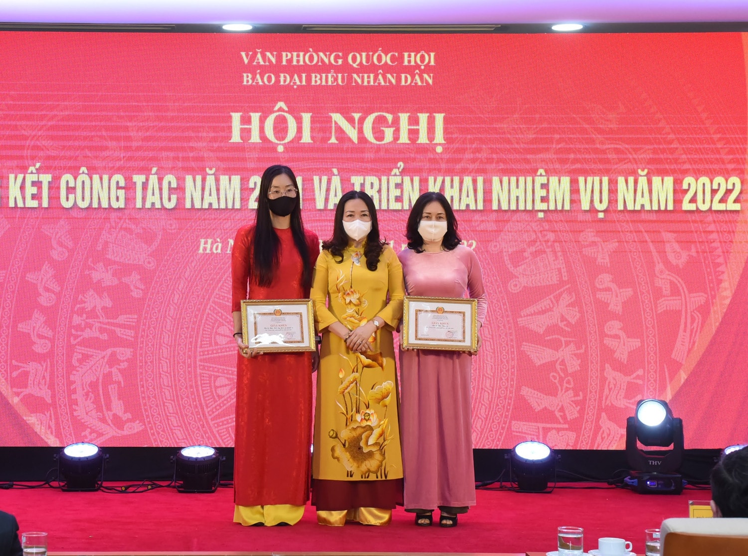 Phó Bí thư Đảng ủy, Phó Tổng Biên tập Phụ trách Báo ĐBND Phạm Thị Thanh Huyền trao tặng Giấy khen của Đảng ủy Báo cho 2 Chi bộ Ảnh: Quang Khánh Phó Bí thư Đảng ủy, Phó Tổng Biên tập Phụ trách Báo ĐBND Phạm Thị Thanh Huyền trao tặng Giấy khen của Đảng ủy Báo cho 2 Chi bộ Ảnh: Quang Khánh