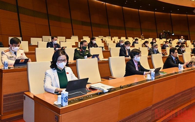 Đại biểu Quốc hội biểu quyết thông qua Nghị quyết về chính sách tài khóa, tiền tệ để hỗ trợ Chương trình phục hồi và phát triển kinh tế-xã hội