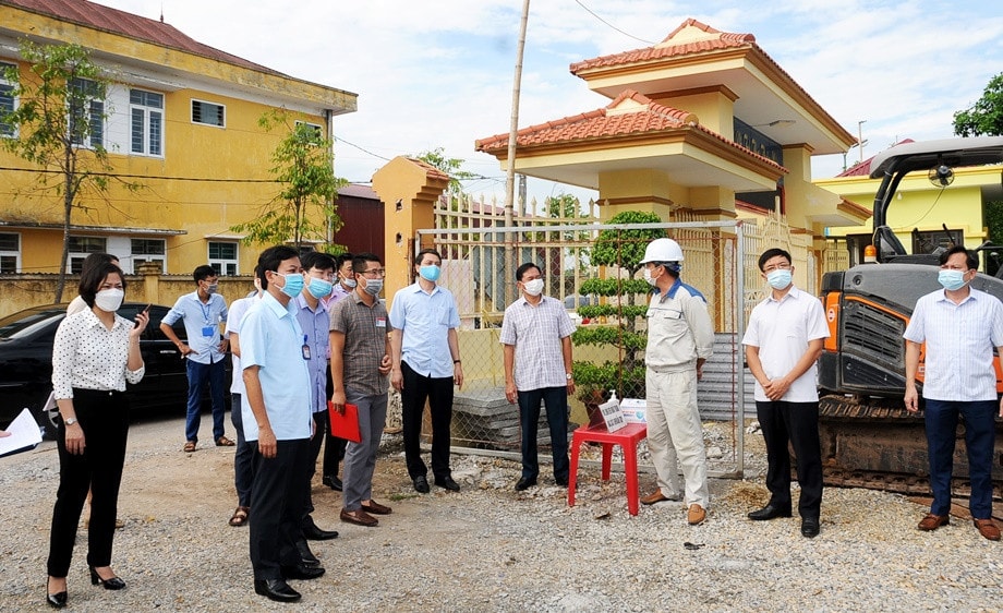	Đoàn giám sát của Thường trực HĐND tỉnh tổ chức khảo sát thực tế các dự án sử dụng nguồn thu từ tiền đấu giá quyền sử dụng đất Ảnh: Tường Vy