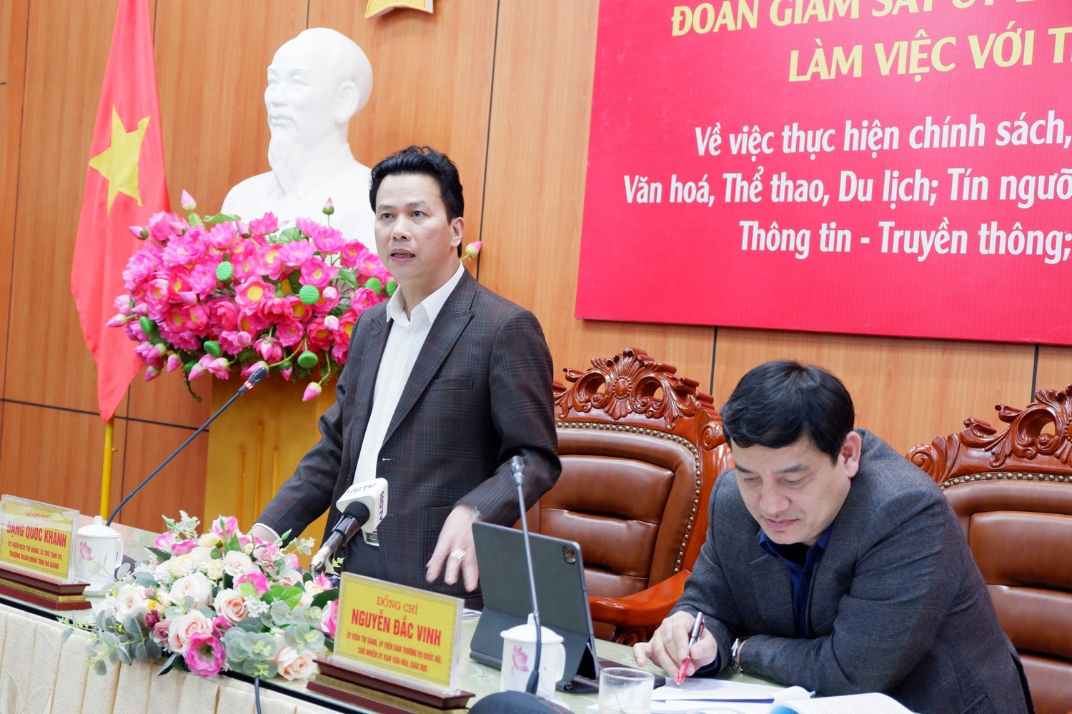 	Bí thư Tỉnh ủy, Trưởng đoàn đại biểu Quốc hội tỉnh Hà Giang Đặng Quốc Khánh khẳng định, lĩnh vực văn hóa, giáo dục luôn được tỉnh quan tâm