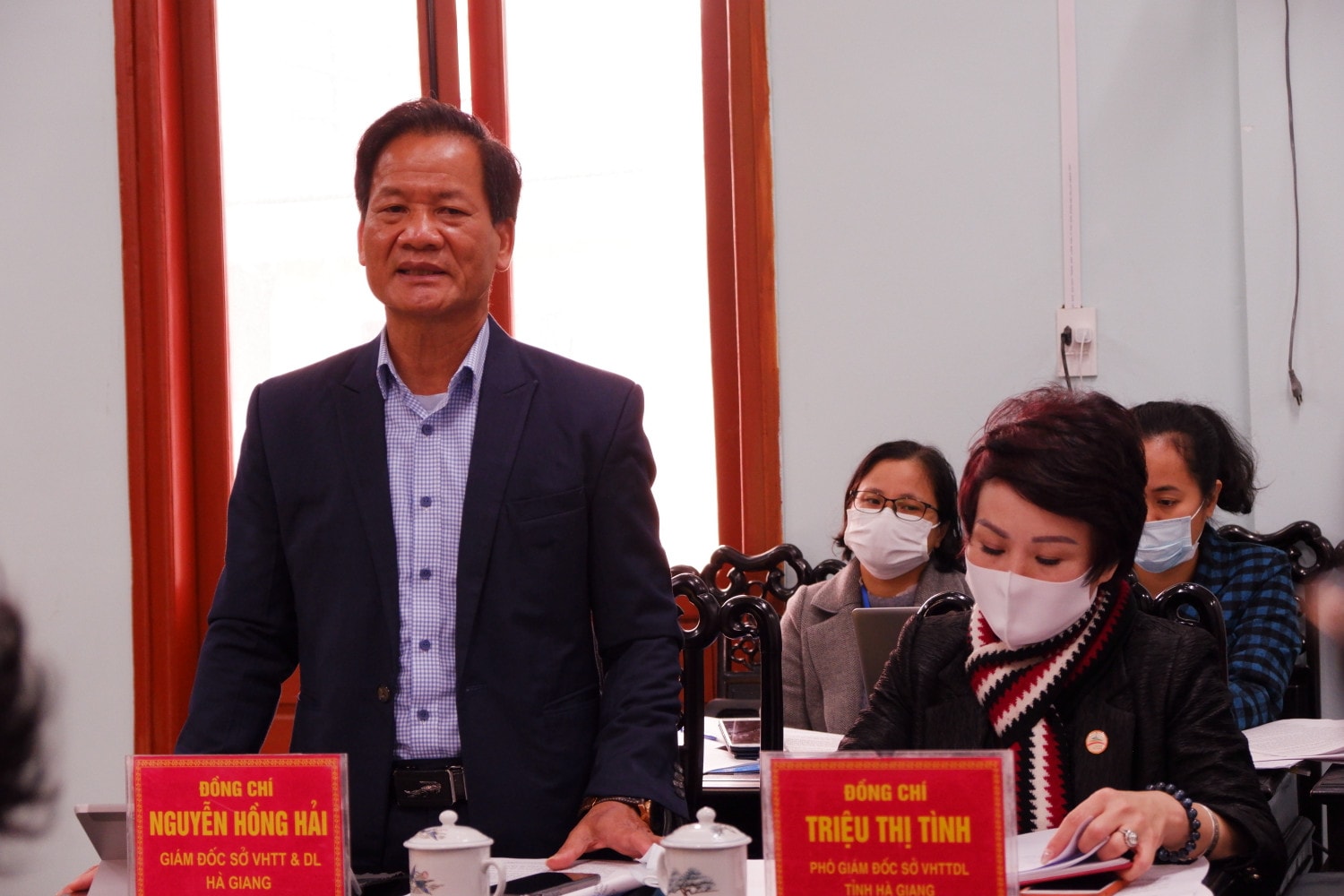 Giám đốc Sở Văn hóa, Thể thao và Du lịch Hà Giang báo cáo với Đoàn giám sát Giám đốc Sở Văn hóa, Thể thao và Du lịch Hà Giang báo cáo với Đoàn giám sát