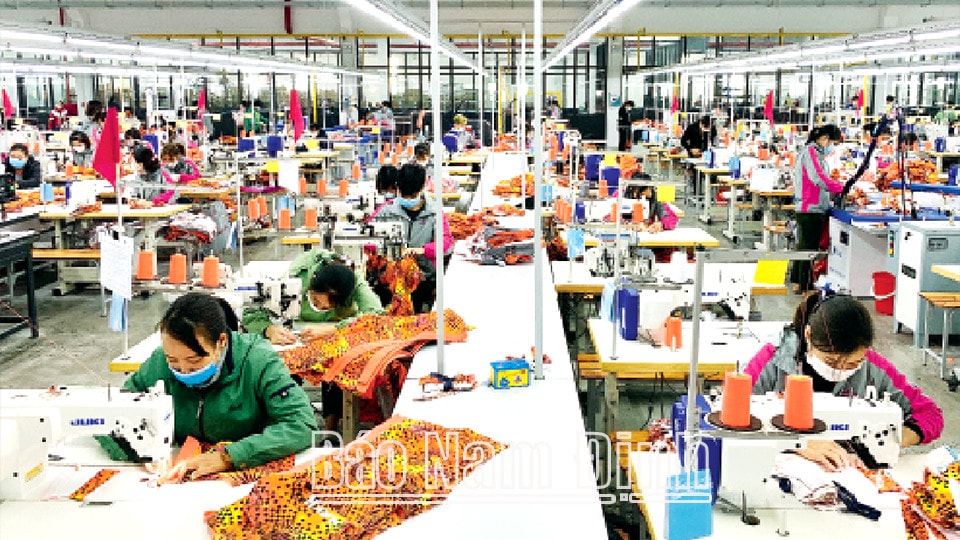 Xưởng sản xuất tại Công ty Cổ phần May Sông Hồng Nguồn: Báo Nam Định