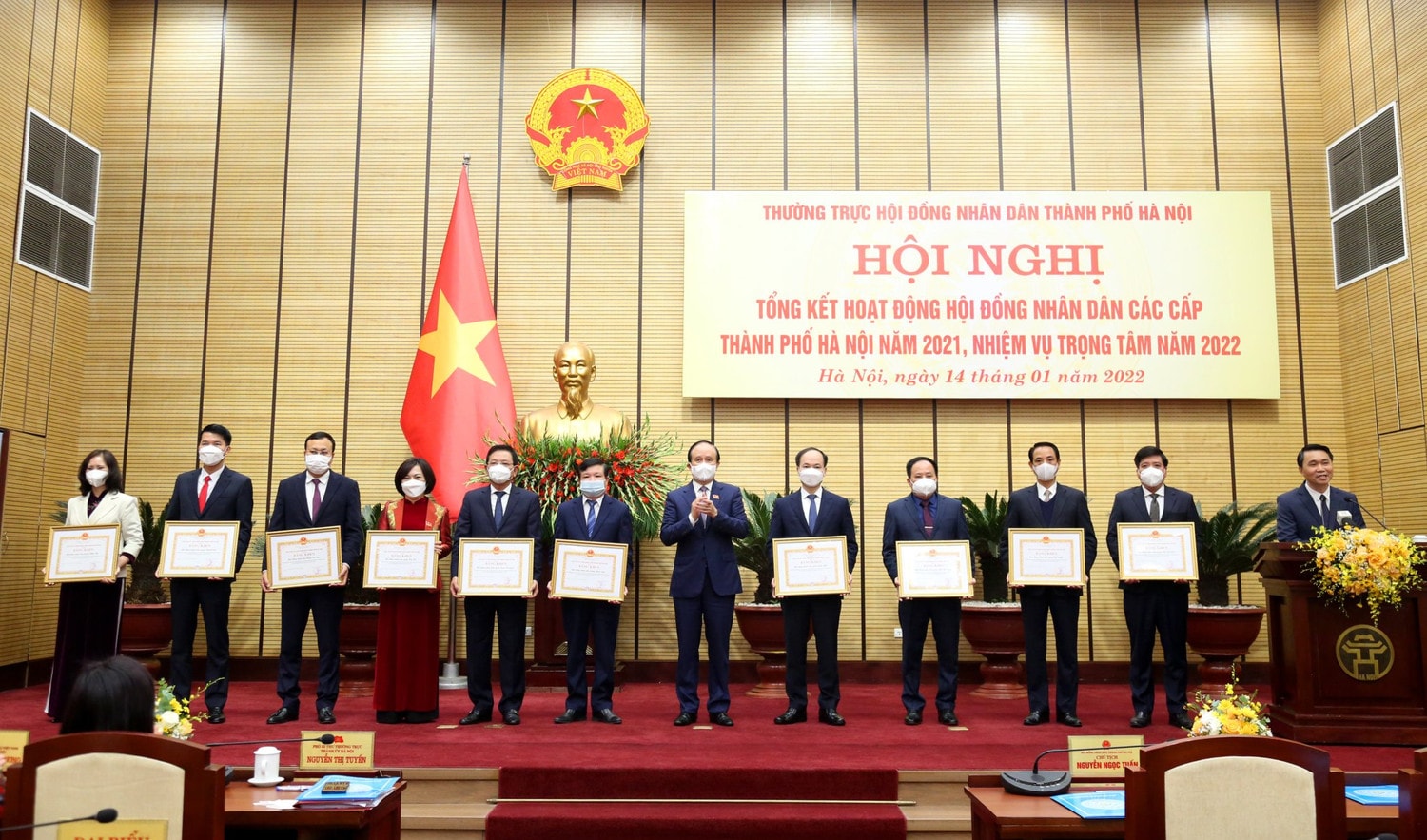 Chủ tịch HĐND thành phố Nguyễn Ngọc Tuấn trao bằng khen cho các tập thể có thành tích trong công tác hoạt động của HĐND thành phố năm 2021 Ảnh: P.Long