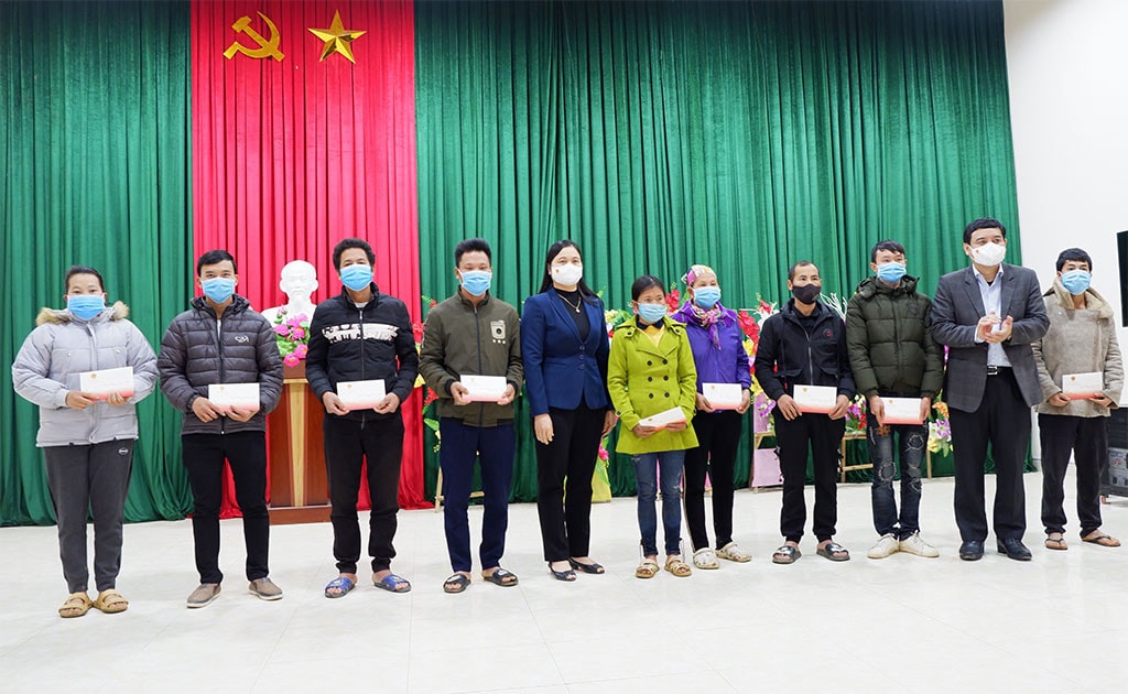 Chủ nhiệm Ủy ban Văn hóa, Giáo dục Nguyễn Đắc Vinh, Phó Trưởng đoàn đại biểu Quốc hội tỉnh Tuyên Quang Ma Thị Thúy tặng quà cho đại diện các gia đình có hoàn cảnh khó khăn thôn Tân An