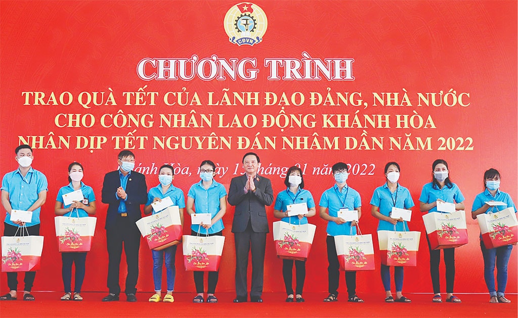 Phó Chủ tịch Quốc hội Nguyễn Khắc Định trao quà cho công nhân Khu công nghiệp Suối Dầu, huyện Cam Lâm Ảnh: Phan Sáu - TTXVN
