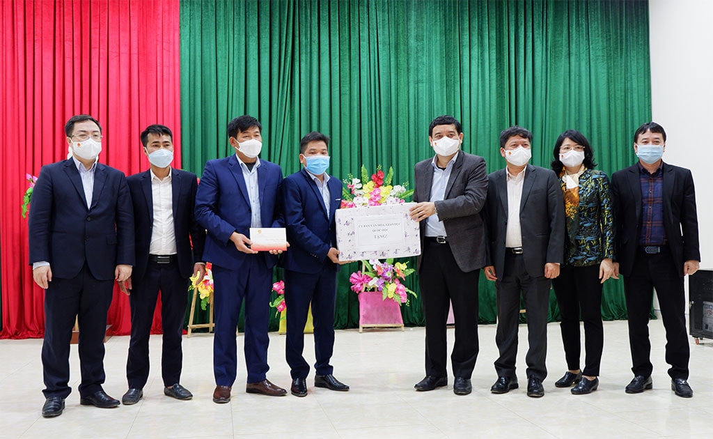 Thường trực Ủy ban Văn hóa, Giáo dục tặng quà cho xã Đông Thọ, huyện Sơn Dương, tỉnh Tuyên Quang
