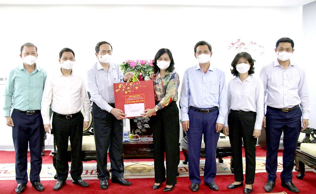 Phó Chủ tịch Thường trực Quốc hội Trần Thanh Mẫn trao tặng quà Tết tới cán bộ, công chức, người lao động Vụ Công tác phía Nam