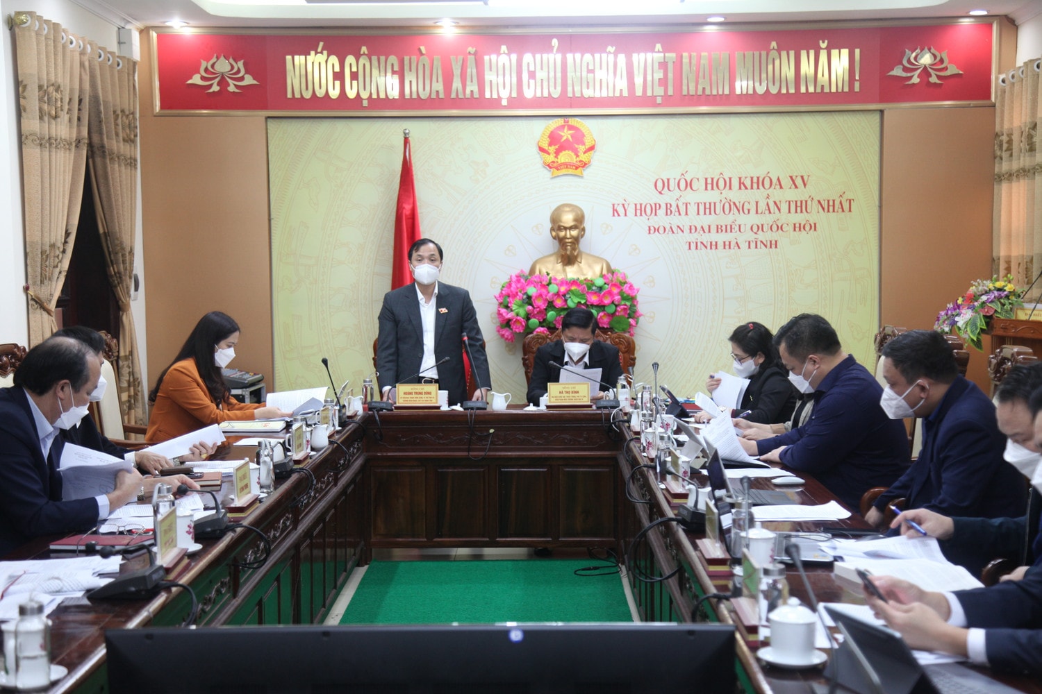 Ủy viên Trung ương Đảng, Bí thư Tỉnh ủy, Trưởng đoàn ĐBQH Hà Tĩnh Hoàng Trung Dũng điều hành phiên thảo luận Tổ về chính sách tài khóa, tiền tệ hỗ trợ phục hồi và phát triển kinh tế - xã hội Ủy viên Trung ương Đảng, Bí thư Tỉnh ủy, Trưởng đoàn ĐBQH Hà Tĩnh Hoàng Trung Dũng điều hành phiên thảo luận Tổ về chính sách tài khóa, tiền tệ hỗ trợ phục hồi và phát triển kinh tế - xã hội