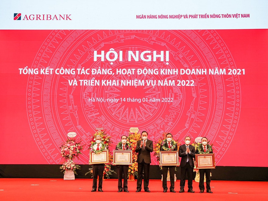 Chủ tịch HĐQT Agribank Phạm Đức Ấn trao tặng các danh hiệu thi đua cao quý của Nhà nước, Ngân hàng Nhà nước và Agribank cho các tập thể, cá nhân có thành tích xuất sắc