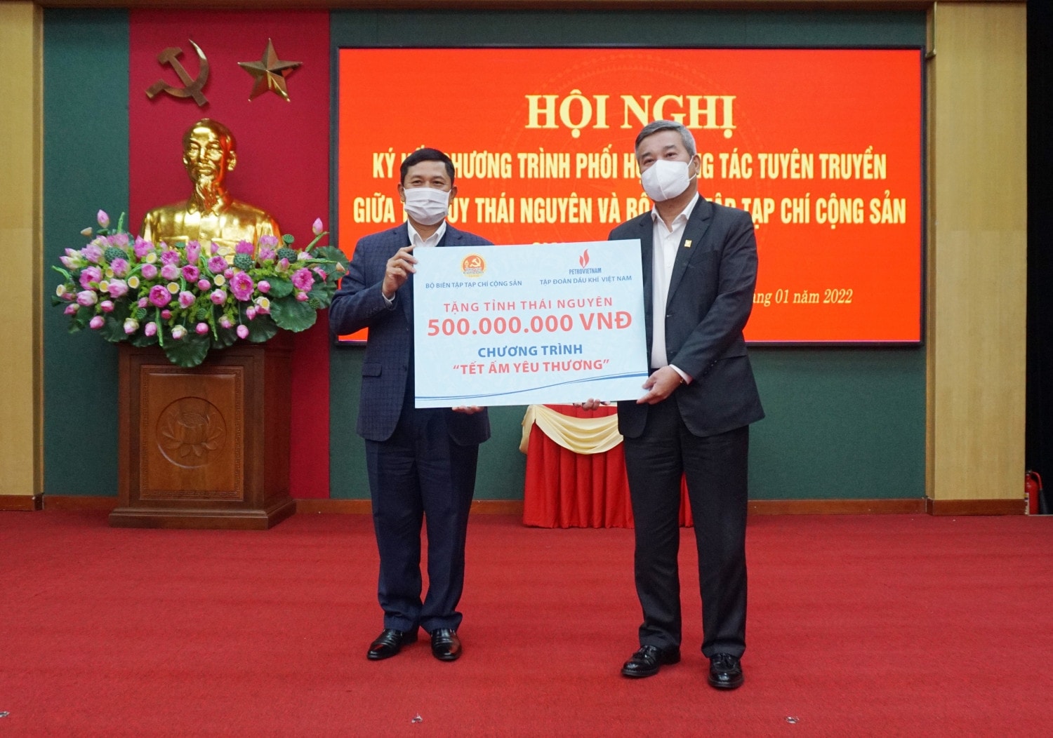Phó tổng giám đốc Tập đoàn Dầu khí Việt Nam Đỗ Chí Thanh trao 500 triệu ủng hộ chương trình Tết ấm yêu thương cho đại diện tỉnh Thái Nguyên