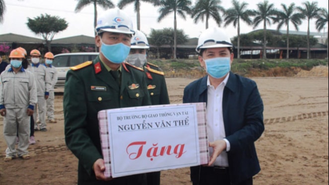 Nhân dịp chuẩn bị đón Tết Nguyên đán, Bộ trưởng Bộ GTVT Nguyễn Văn Thể đã tặng quà cho đại diện nhà thầu trên công trường thi công cao tốc Bắc - Nam