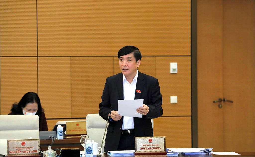 Chủ nhiệm Văn phòng Quốc hội Bùi Văn Cường trình bày báo cáo
