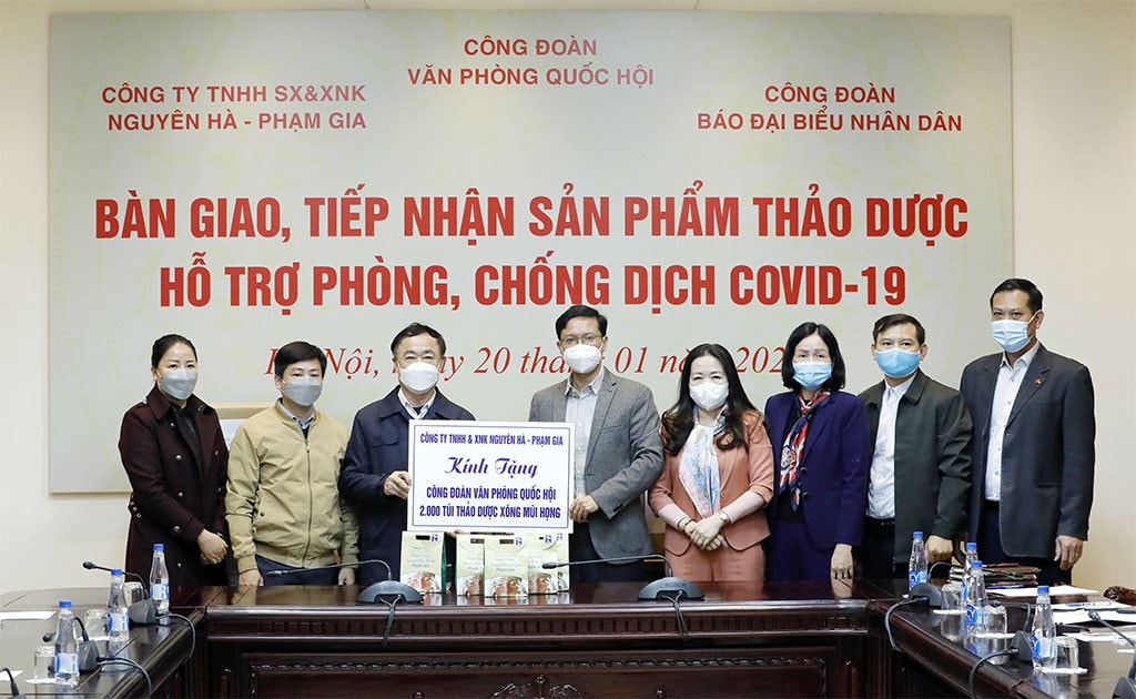 Phó Chủ tịch Thường trực Công đoàn Văn phòng Quốc hội Bùi Lê Minh và Phó Tổng biên tập Phụ trách báo Đại biểu nhân dân Phạm Thị Thanh Huyền nhận sản phẩm thảo dược từ đại diện công ty Nguyên Hà-Phạm Gia