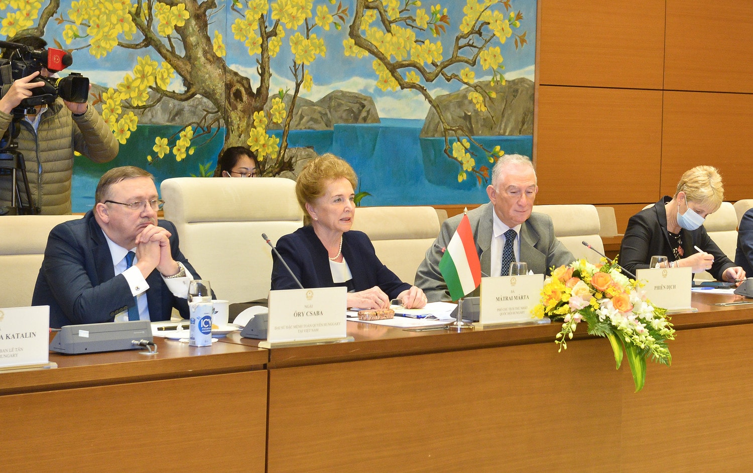 Đoàn đại biểu Quốc hội Hungary do Phó Chủ tịch thứ nhất Quốc hội Hungary Márta Mátrai dẫn đầu