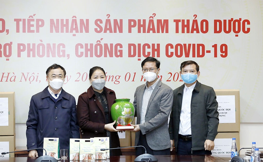 Phó Chủ tịch Thường trực Công đoàn Văn phòng Quốc hội Bùi Lê Minh tặng quà lưu niệm cho công ty Nguyên Hà-Phạm Gia