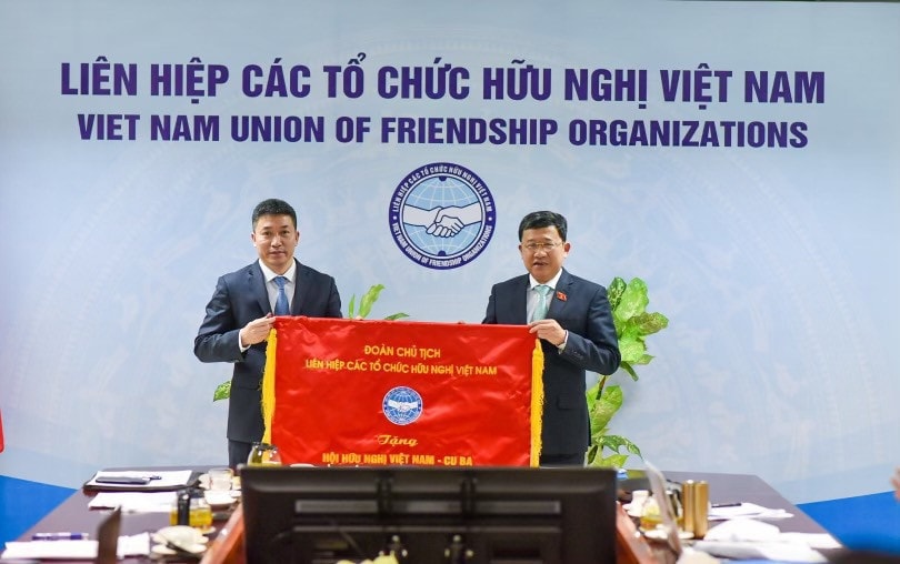 Chủ tịch Hội Hữu nghị Việt Nam - Cuba Vũ Hải Hà nhận Cờ thi đua đơn vị dẫn đầu trong công tác đối ngoại nhân dân năm 2021 do Đoàn Chủ tịch Liên hiệp các tổ chức hữu nghị Việt Nam trao tặng