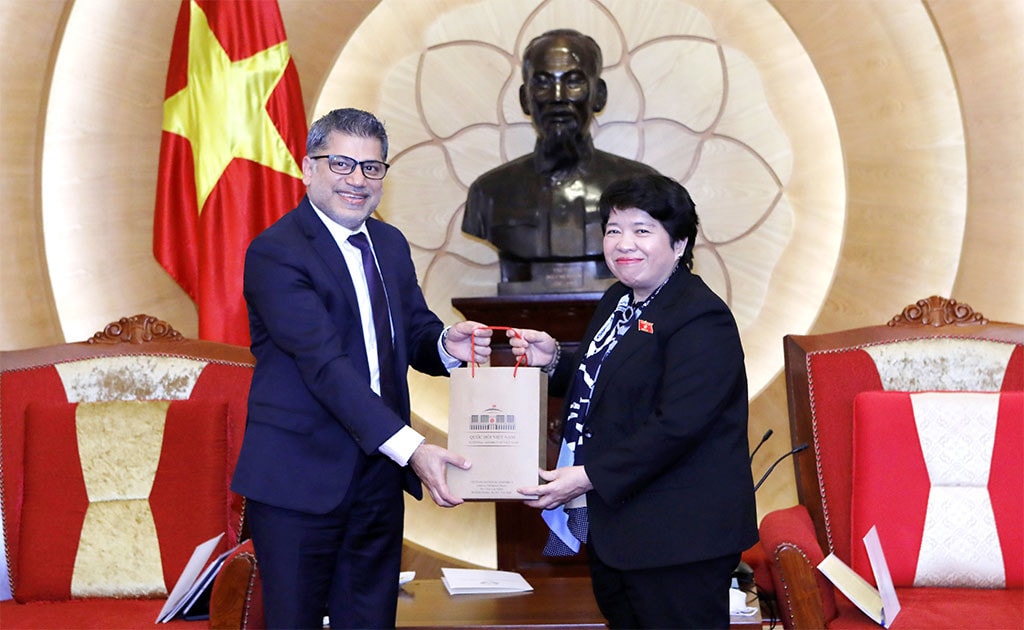 Chủ nhiệm Ủy ban Xã hội Nguyễn Thúy Anh trao quà lưu niệm cho ông Nitin Kapoor