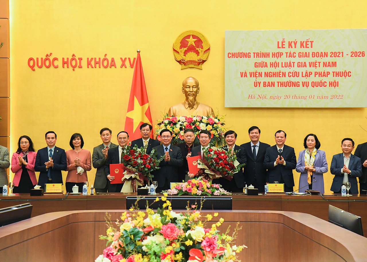 Chủ tịch Quốc hội Vương Đình Huệ tặng hoa Chủ tịch Hội Luật gia Việt Nam Nguyễn Văn Quyền và Viện trưởng Viện Nghiên cứu lập pháp Nguyễn Văn Hiển