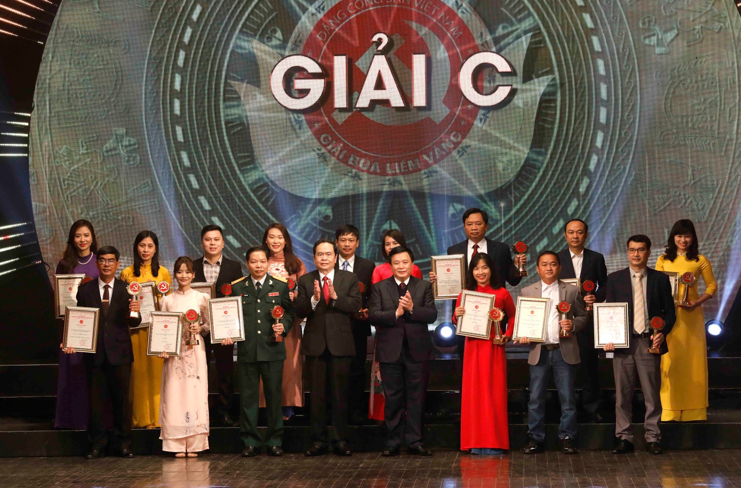 Phó Chủ tịch Thường trực Quốc hội Trần Thanh Mẫn, Giám đốc Học viện Chính trị quốc gia Hồ Chí Minh Nguyễn Xuân Thắng trao giải C