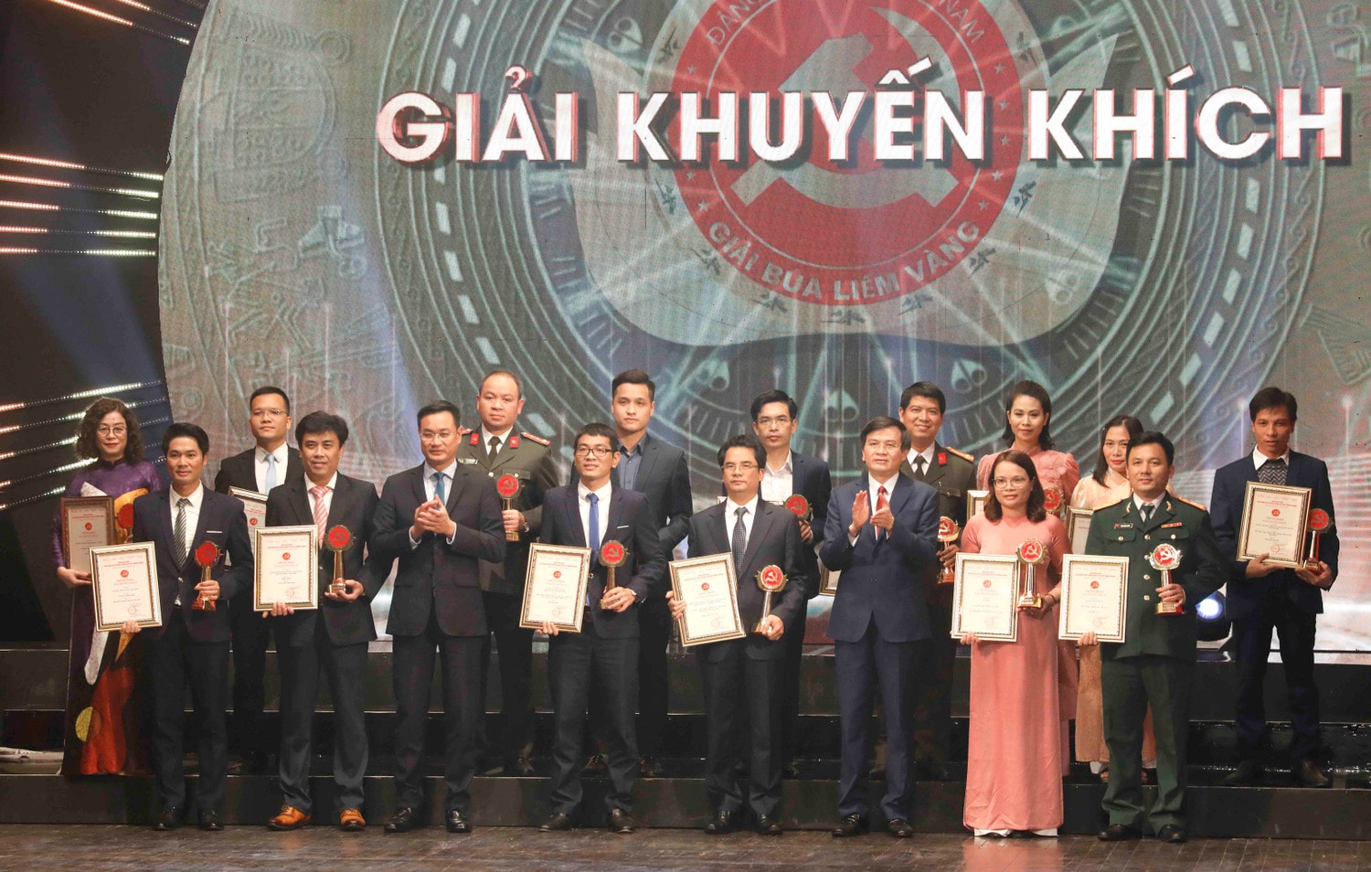 Tổng giám đốc Đài truyền hình Việt Nam Lê Ngọc Quang, Tổng Biên tập Tạp chí Cộng sản Đoàn Minh Huấn trao Giải Khuyến khích