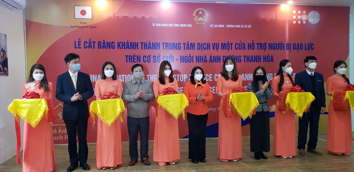 Cắt băng khánh thành Ngôi nhà Ánh Dương tại Thanh Hóa