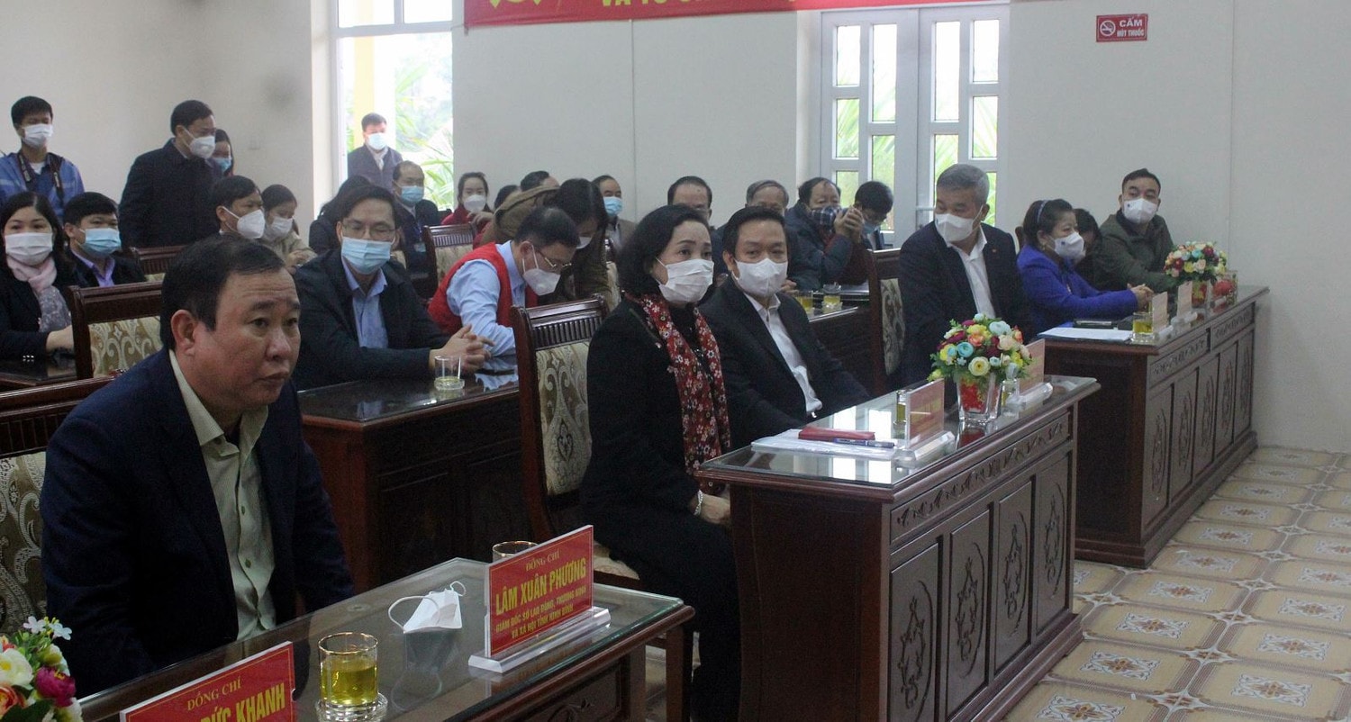 Các đại biểu tham dự buổi tặng quà