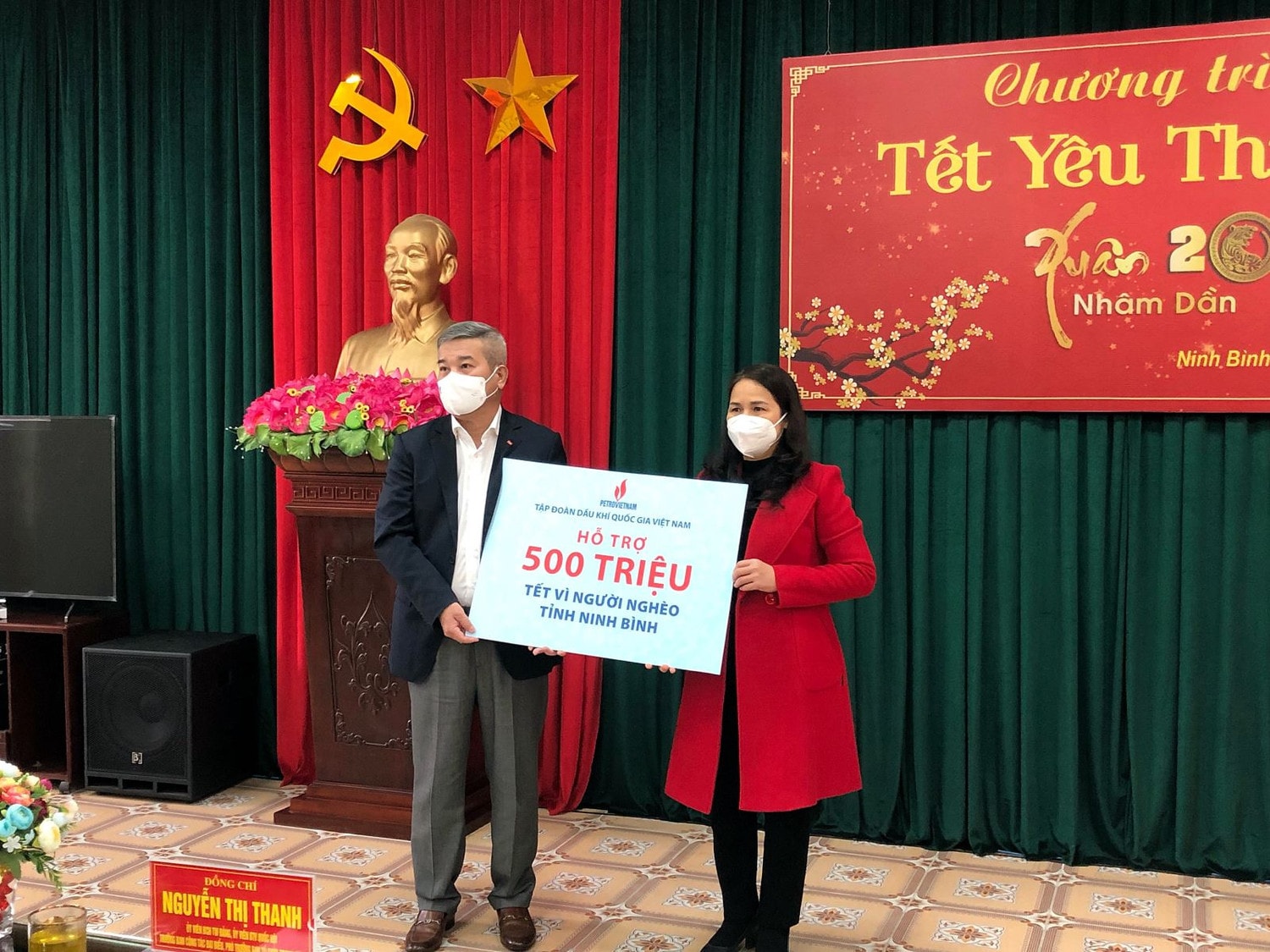 đại diện Tập đoàn Dầu khí Quốc gia Việt Nam, Phó Tổng Giám đốc Tập đoàn Dầu khí Quốc gia Việt Nam Đỗ Chí Thanh hỗ trợ 500 triệu cho chương trình Tết vì người nghèo tại Ninh Bình