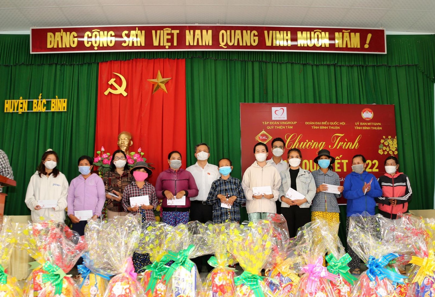 Bà con huyện Bắc Bình phấn khởi trước sự quan tâm của các vị ĐBQH